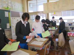 6年生卒業文集の綴じ合わせ