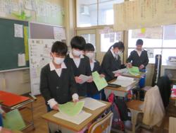 6年生卒業文集の綴じ合わせ
