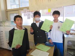 6年生卒業文集の綴じ合わせ