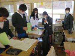 6年生卒業文集の綴じ合わせ