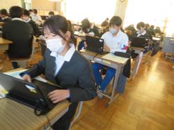 6年生卒業文集の綴じ合わせ