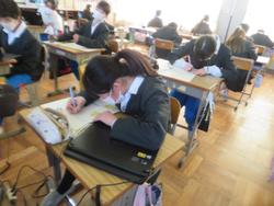 6年生卒業文集の綴じ合わせ