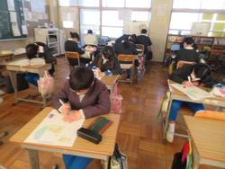6年生卒業文集の綴じ合わせ