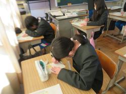 6年生卒業文集の綴じ合わせ