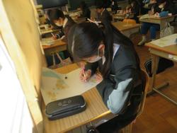 6年生卒業文集の綴じ合わせ