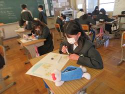 6年生卒業文集の綴じ合わせ