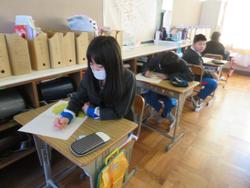 6年生卒業文集の綴じ合わせ