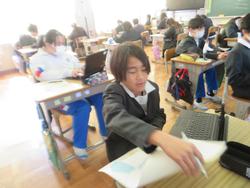 6年生卒業文集の綴じ合わせ