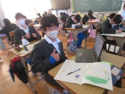 6年生卒業文集の綴じ合わせ