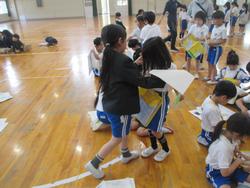 学校たんけん（1年生・2年生）の様子