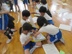 学校たんけん（1年生・2年生）の様子