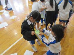 学校たんけん（1年生・2年生）の様子