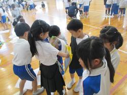 学校たんけん（1年生・2年生）の様子
