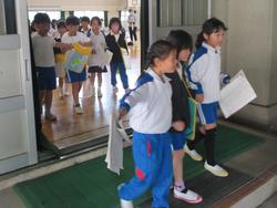 学校たんけん（1年生・2年生）の様子