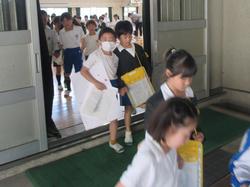 学校たんけん（1年生・2年生）の様子