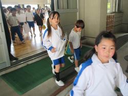 学校たんけん（1年生・2年生）の様子