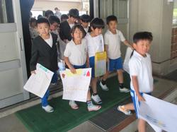 学校たんけん（1年生・2年生）の様子