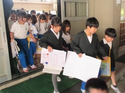 学校たんけん（1年生・2年生）の様子