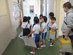 学校たんけん（1年生・2年生）の様子