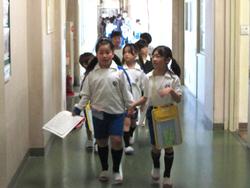学校たんけん（1年生・2年生）の様子