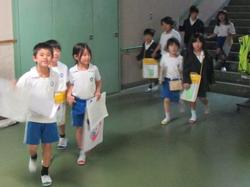学校たんけん（1年生・2年生）の様子
