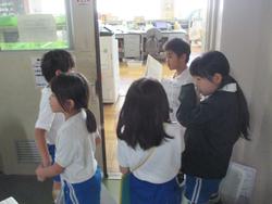 学校たんけん（1年生・2年生）の様子