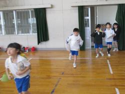 学校たんけん（1年生・2年生）の様子