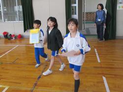 学校たんけん（1年生・2年生）の様子