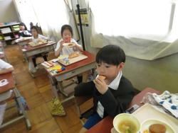 1年生給食の様子