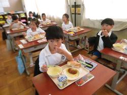 1年生給食の様子