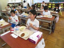 1年生給食の様子