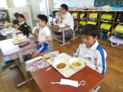 1年生給食の様子