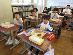 1年生給食の様子