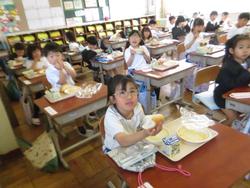 1年生給食の様子