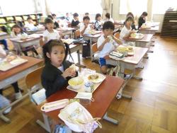 1年生給食の様子