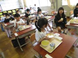 1年生給食の様子
