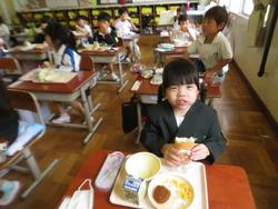 1年生給食の様子