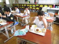 1年生給食の様子