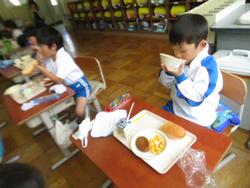 1年生給食の様子