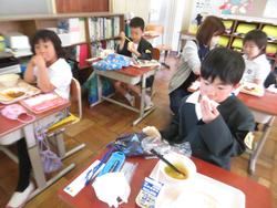 1年生給食の様子