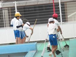 5年生プール清掃の様子