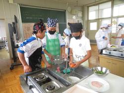 6年生家庭科の授業（調理実習）