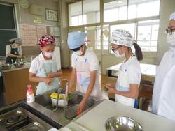6年生家庭科の授業（調理実習）