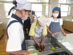 6年生家庭科の授業（調理実習）