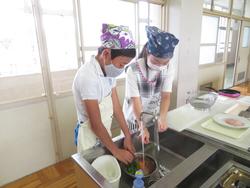 6年生家庭科の授業（調理実習）