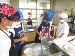 6年生家庭科の授業（調理実習）