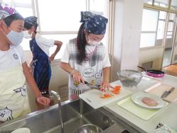 6年生家庭科の授業（調理実習）