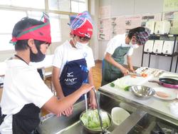 6年生家庭科の授業（調理実習）
