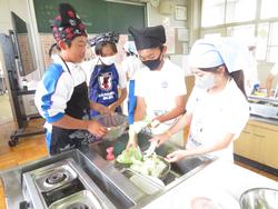 6年生家庭科の授業（調理実習）