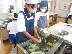 6年生家庭科の授業（調理実習）